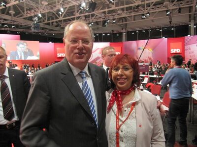 Als Delegierte beim Parteitag der SPD in Augsburg: SPD-Bundestagskandidatin Stella Kirgiane-Efremidis