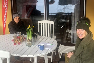 SPD-Landtagskandidatin Annegret Lang und Friseurmeisterin Nicole Flaiz.