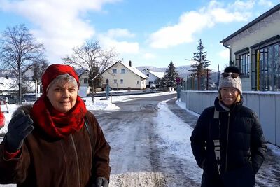 SPD-Landtagskandidatin Annegret Lang und Gemeinderätin Gisela Birr unterwegs in Bisingen.