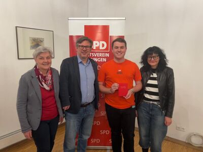 Martin Rosemann übergibt Parteibuch an unser neues Mitglied David