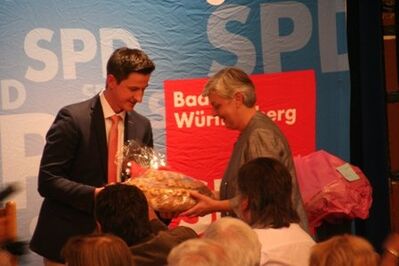 Vorsitzende Gisela Birr mit Bürgermeister Roman Waizenegger