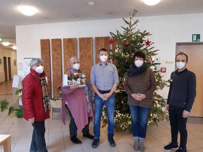 Übergabe an das Team Pflegeleitung Haus im Park