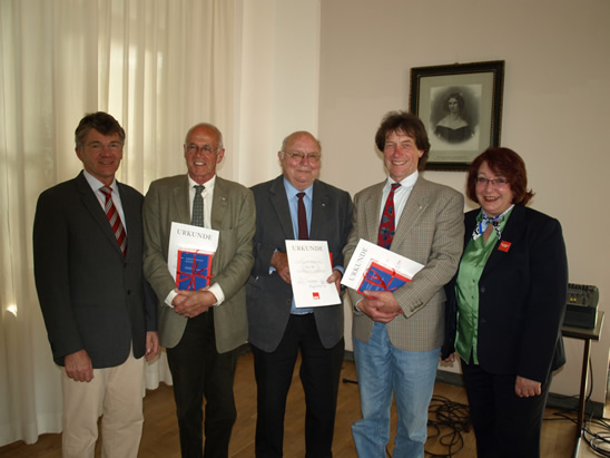 Für 40 Jahre Mitgliedschaft bei der SPD wurden von Hans-Martin Haller, MdL. (li.) und der SPD-Kreisvorsitzenden Angela Godawa (re.) Dr. Wolfgang Zeh, Heinz Mohl und Lothar Kallmann geehrt.
